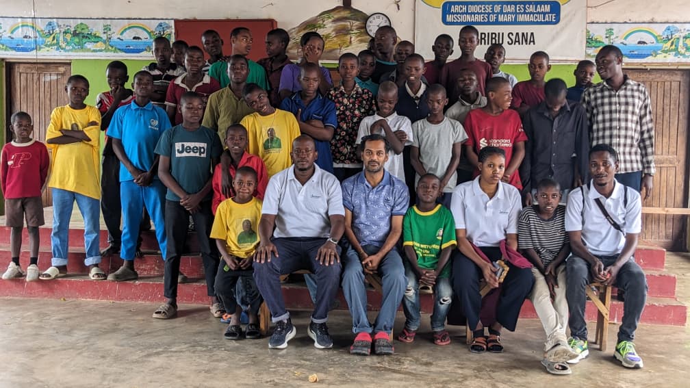 Jambo Volunteers with children